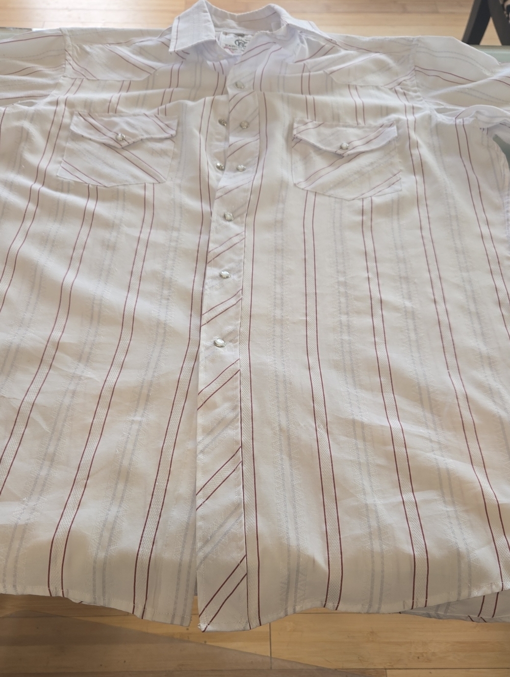Casual White Button-Down Shirt with Red Stripe Detail